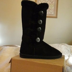 Pair of BLACK BOOTS WITH FUR.